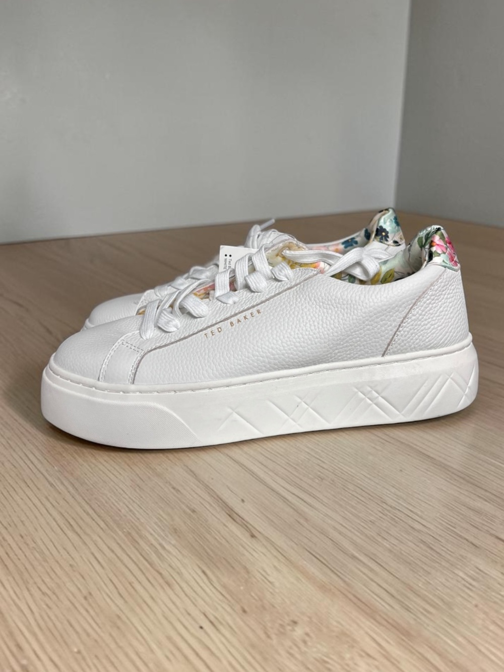 🌻NEW Ted Baker White Leather Platform Sneakers Floral Heel Lace Up Shoe Size 8